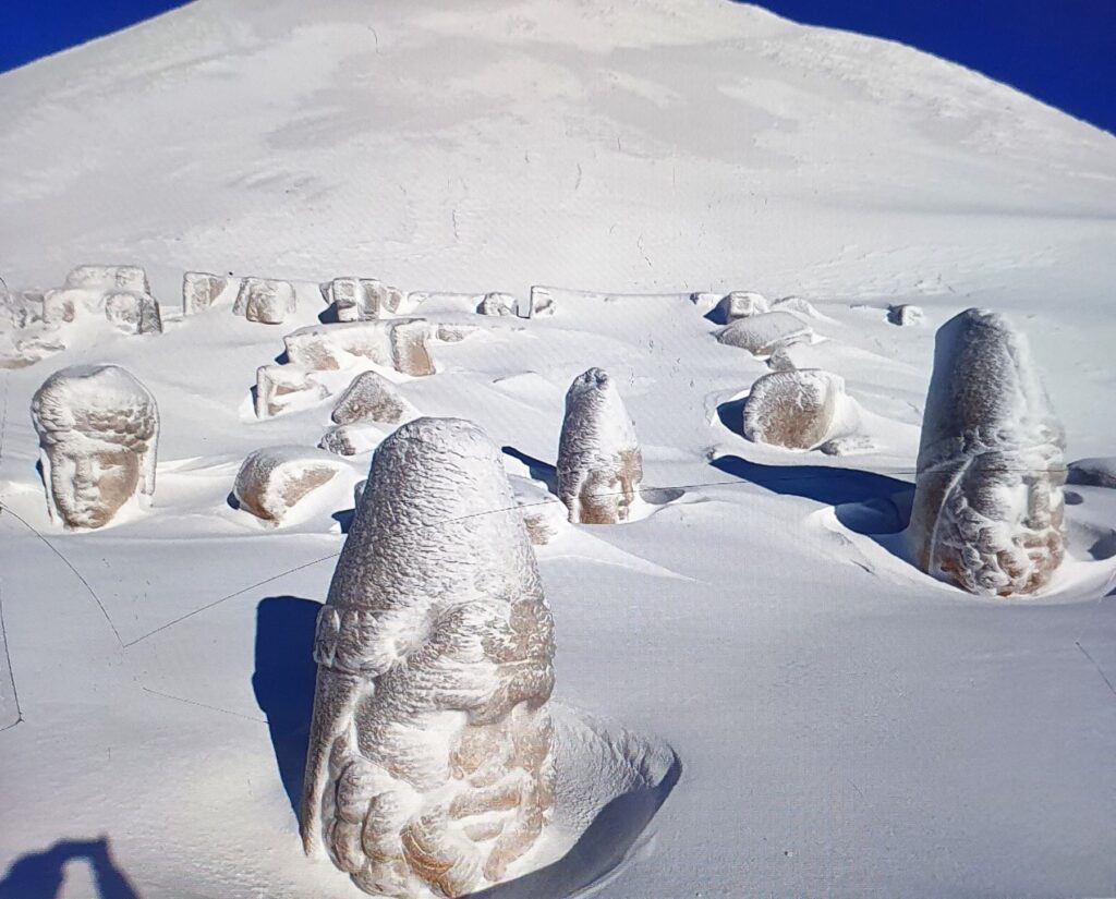 les statues du mont nemrut sous un épais manteau de neige