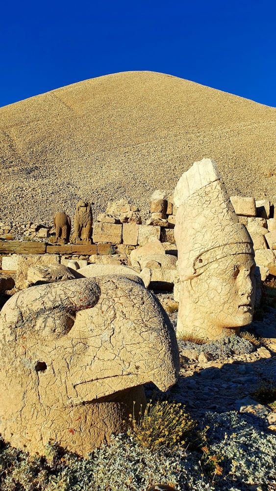 statues de pierre à la lumière du soir représentant un aigle et le roi antiochos