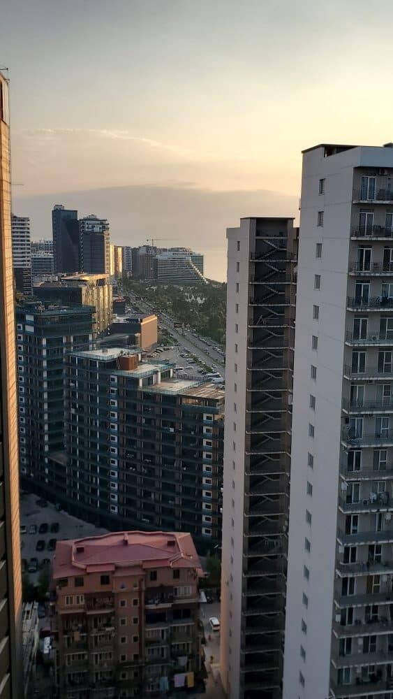 vue des grand immeubles nouveaux avec la côte en arrière plan