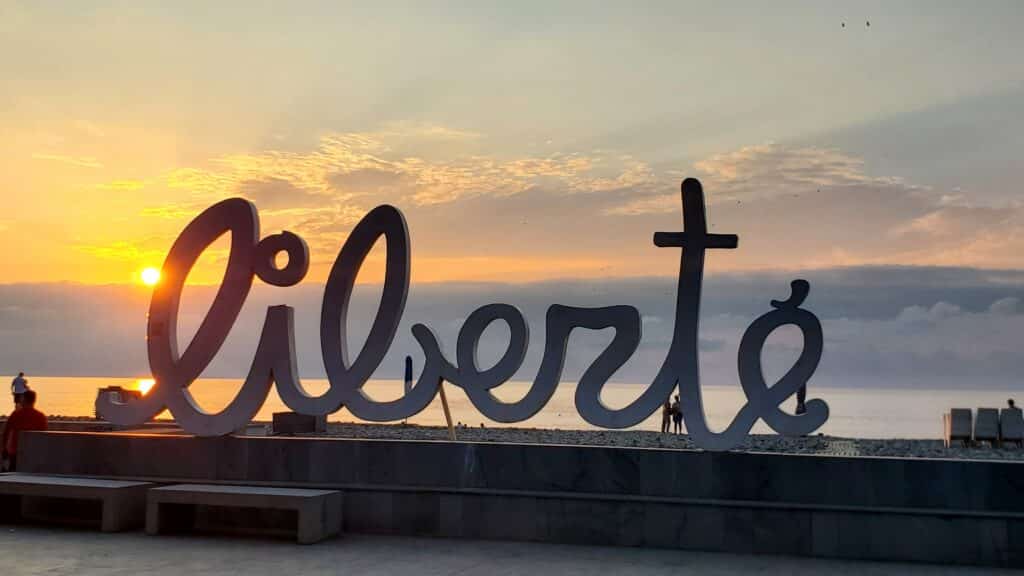 installation d'art moderne sur le boulevard de batoumi portant l'inscription Liberté avec le soleil couchant en arrière plan