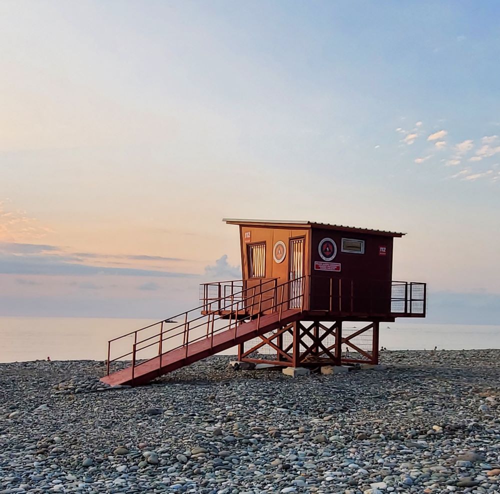 cahute de sauveteurs sur la plage dans une lumière rosée