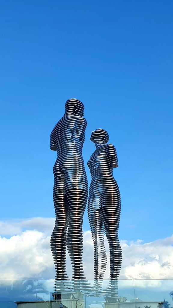 Statute d'ali et Nino sur le point de s'embrasser, de jour