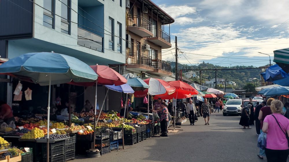 des stands de fruits et légumes le long de la rue à Batoumi