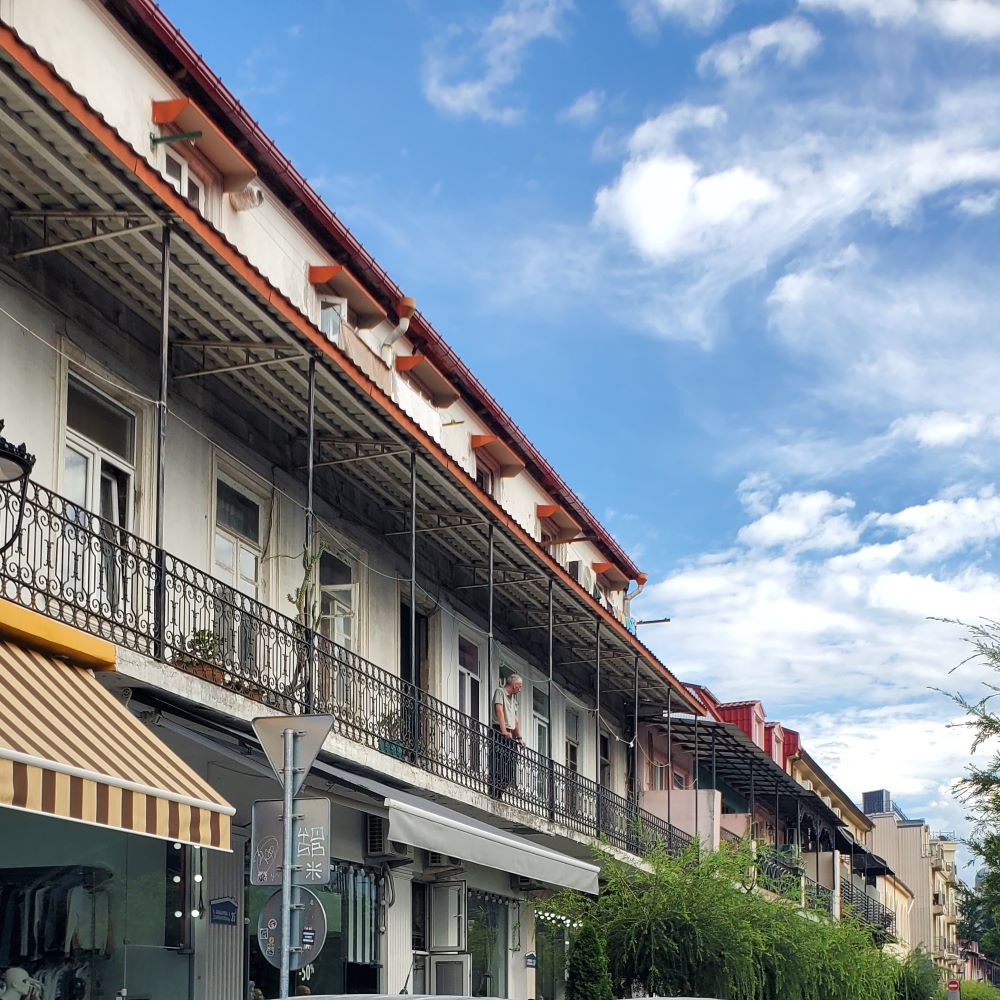 maisons typiques géorgiennes à Batoumi avec leur balcon suspendu