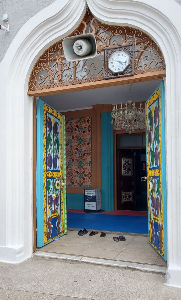 portée d'entrée de la mosquée de batoumi, richement peinte avec des couleurs gaies
