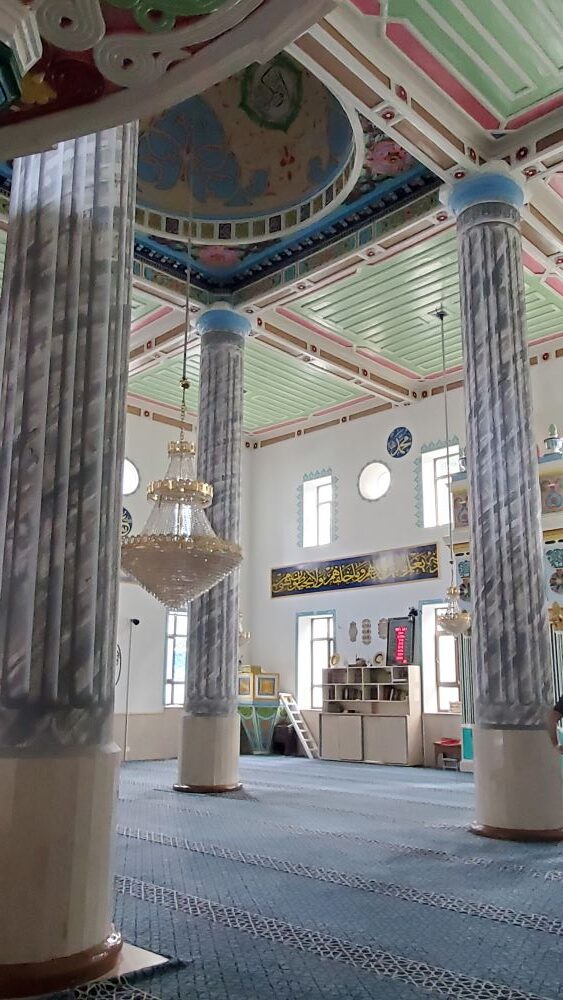 intérieur de la mosquée de Batoumi avec son plafond vert et rose