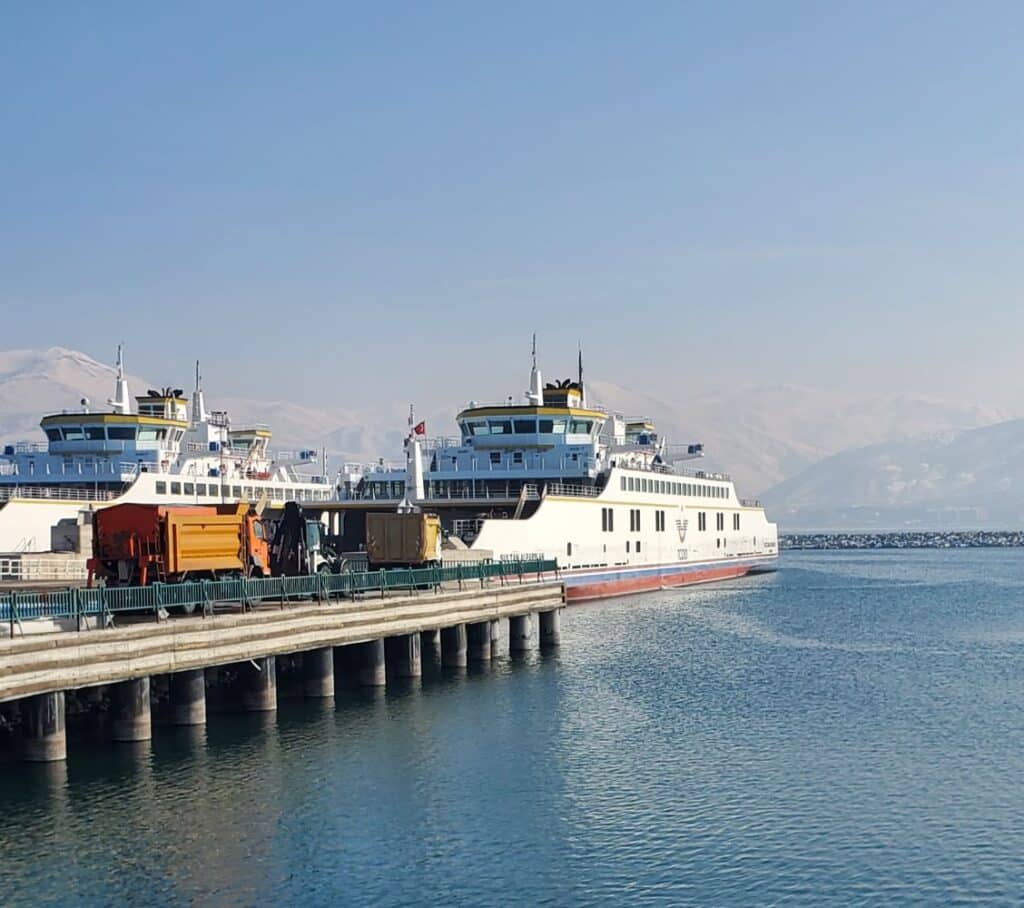 ferry van golu feribotu_ a quai