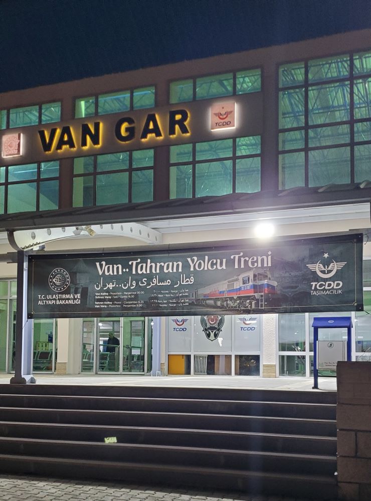 la banderole annonçant la reprise du trafic entre Van et Teheran en gare de Van