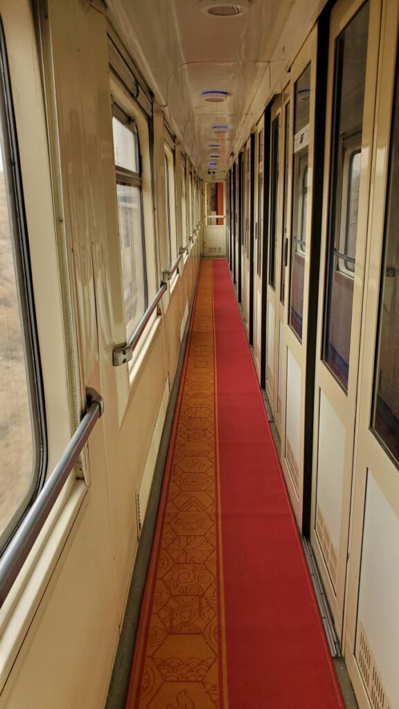 le couloir du wagon du train Van-Téhéran avec son joli tapis rouge et orange