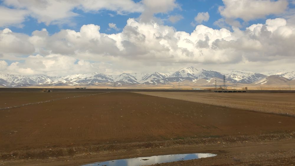 sommets enneignés visible depuis le train Van-Téhéran