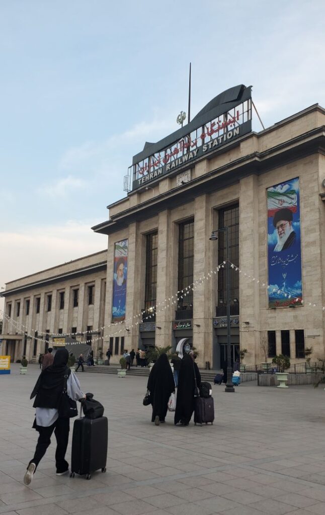 le grand batiment de la gare centrale à Téhéran avec les portraits de Khomeiny et Khamanei