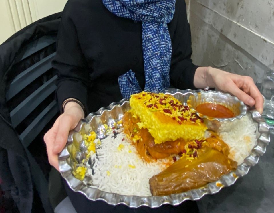 plat de tahchin-e morgh avec riz et poulet