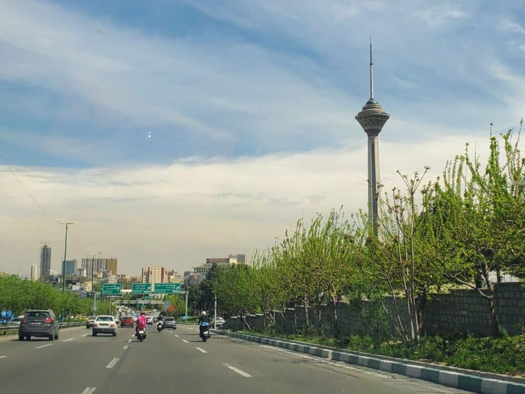 un axe routier de Teheran qui passe à côté de la tour milad