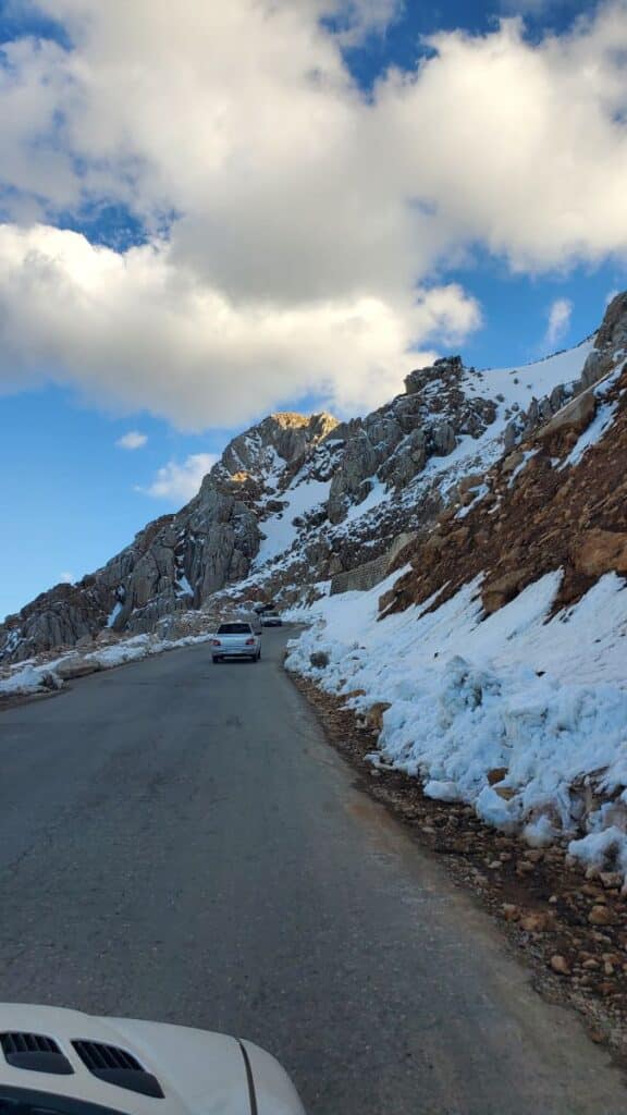 route de montagne enneigée à la lumière du soir, à la frontière Iran-Irak