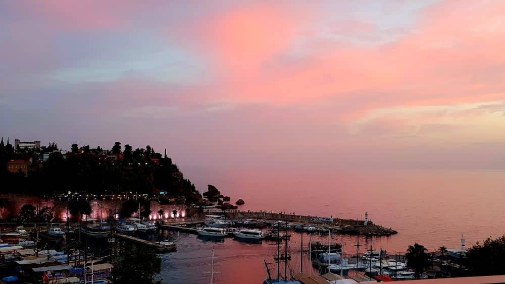 coucher de soleil tout rose sur la baie du port d'antalya en hiver