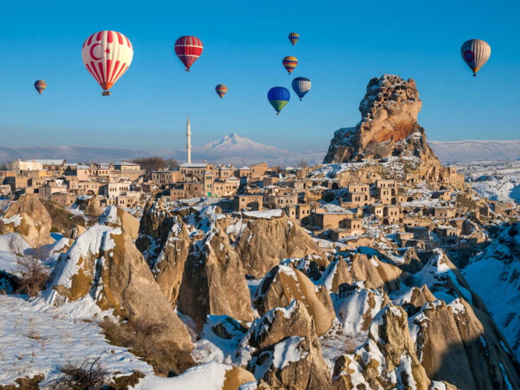 la Cappadoce (Turquie) en hiver avec des montgolfières