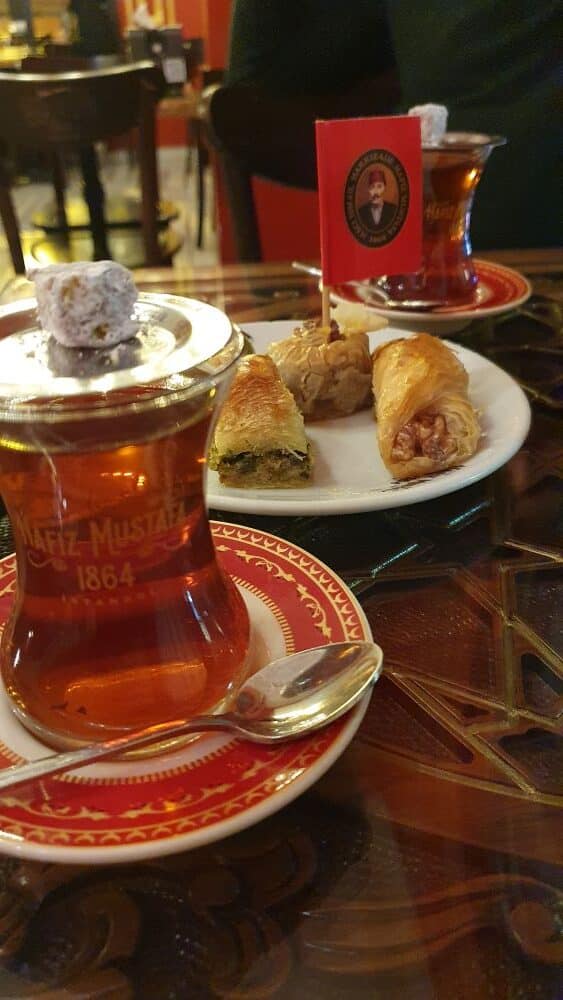 deux verres de thé de chez Hafiz Mustafa avec des baklavas