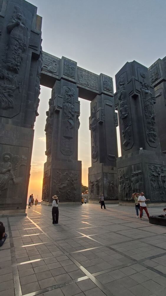 Les colonnes de Chronicles of Georgia au coucher du soleil