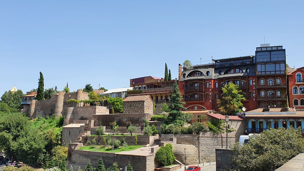 Europe Square à Tbilissi, sous le soleil d'été