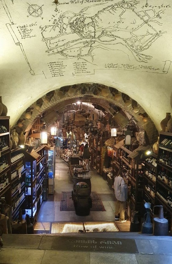 le passage souterrain du meydan bazar à Tbilissi, avec des étalages de vins et de confiseries géorgiennes