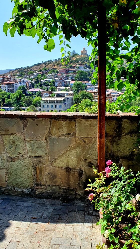 vue sur la Koura et le centre historique de tbilissi depuis le monastère de Periszwaleba