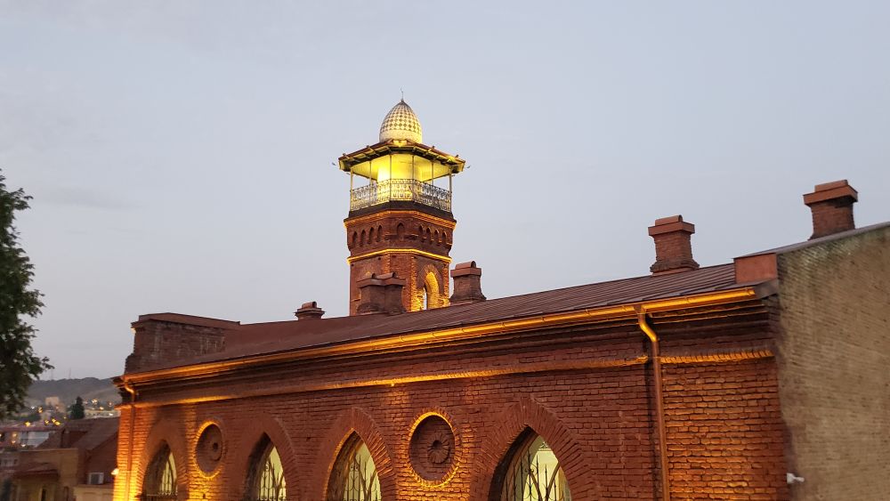 le minaret de la mosquée de Tbilissi, de nuit, illuminé