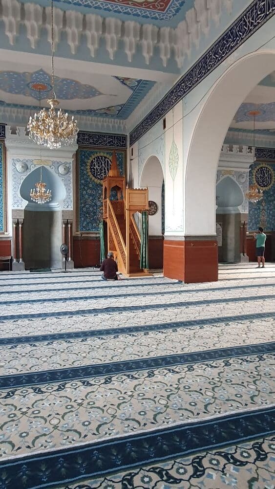salle de prière de la mosquée de Tbilissi avec ses deux mihrab