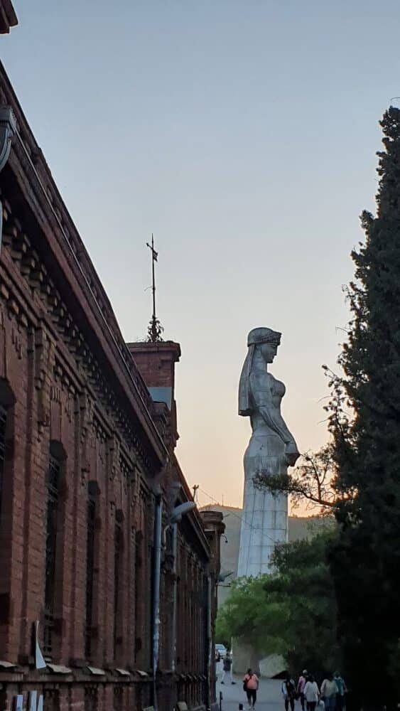 Statue de Mother of Georgia au soleil couchant