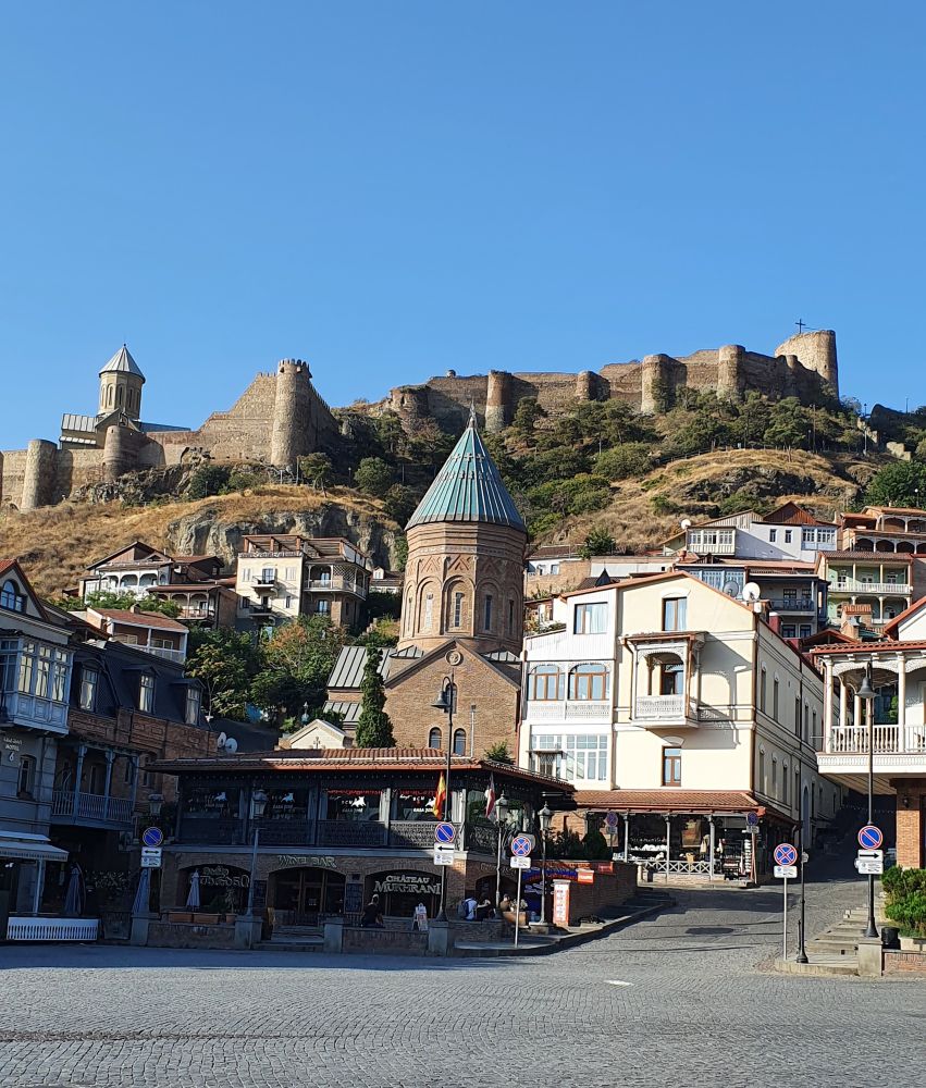le centre historique de tbilissi avec la forteresse Narikala en arrière plan sous un soleil d'été