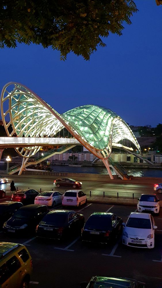 le pont de la paix à Tbilissi, de nuit, illuminé
