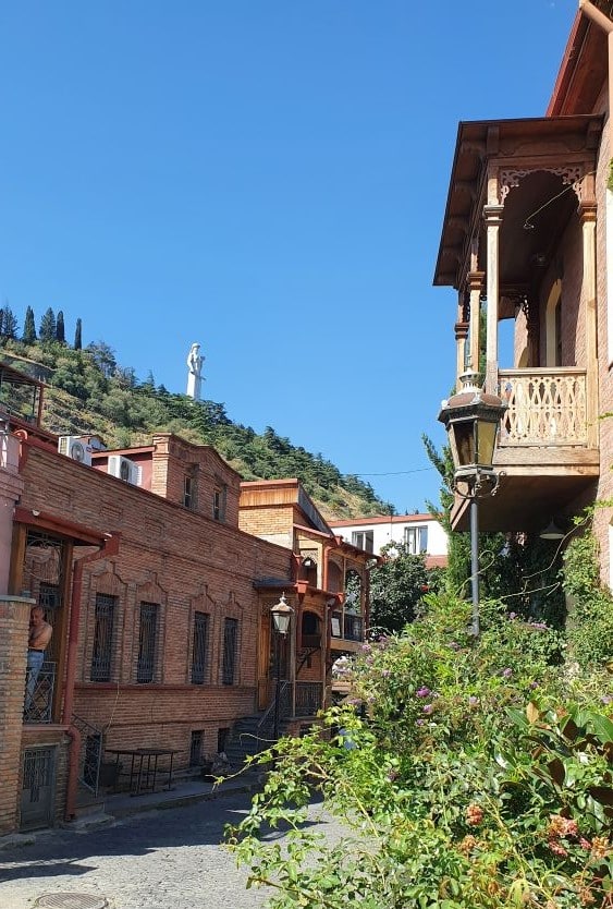 ruelles du centre historique de tbilissi avec des maisons aux balcons de bois