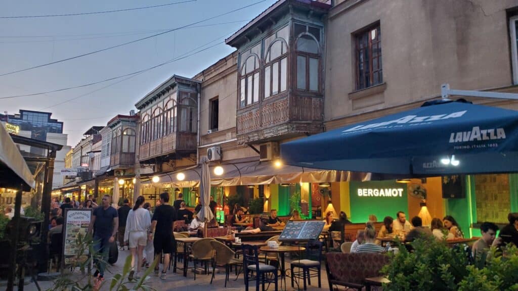 restaurants animés et illuminés à la tombée du soir, rue Erekele II