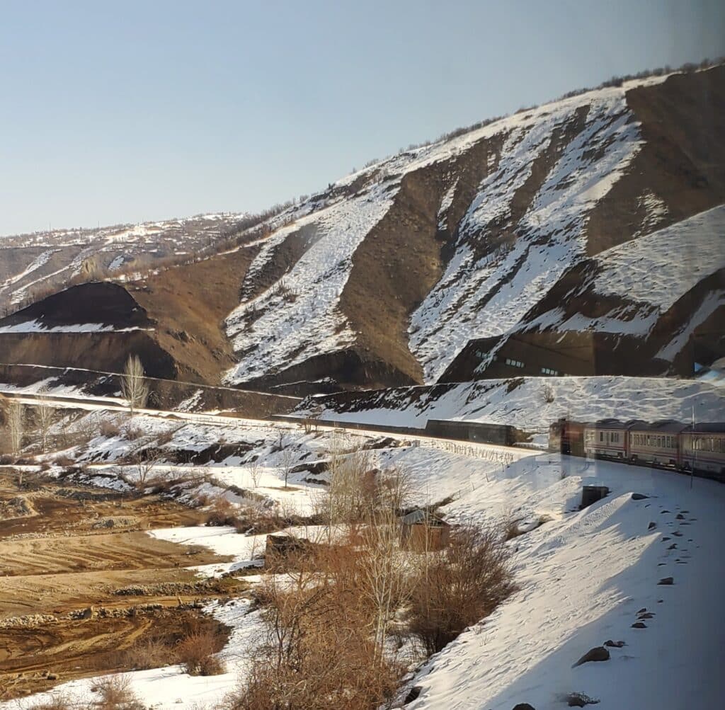 train circulant à travers l'anatolie orientale