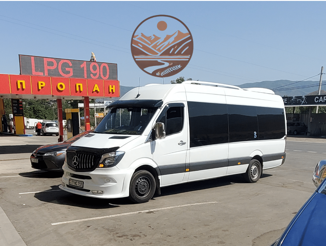 mini-bus à la frontière entre l'arménie et la géorgie