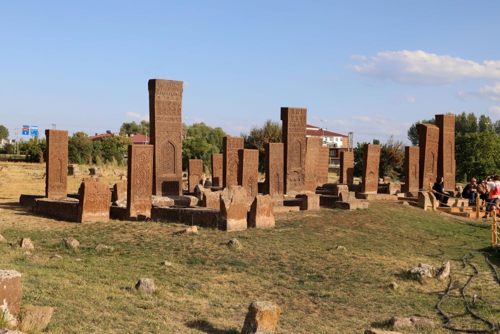 pierres tombales du cimetière d'ahlat