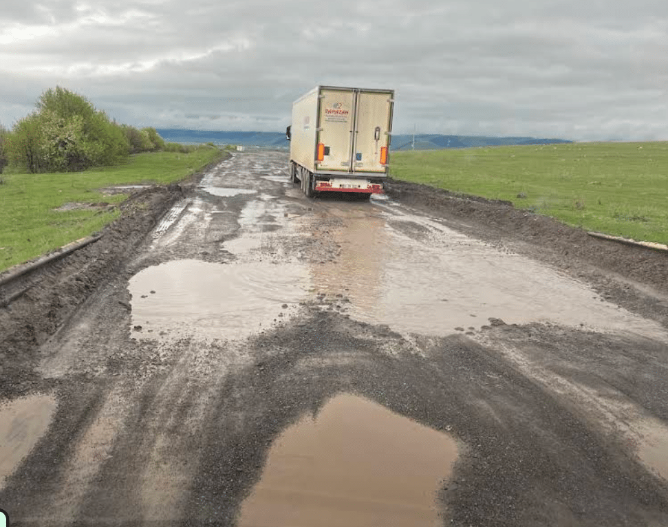 route en mauvais état non loin du poste frontière de Kartsakhi
